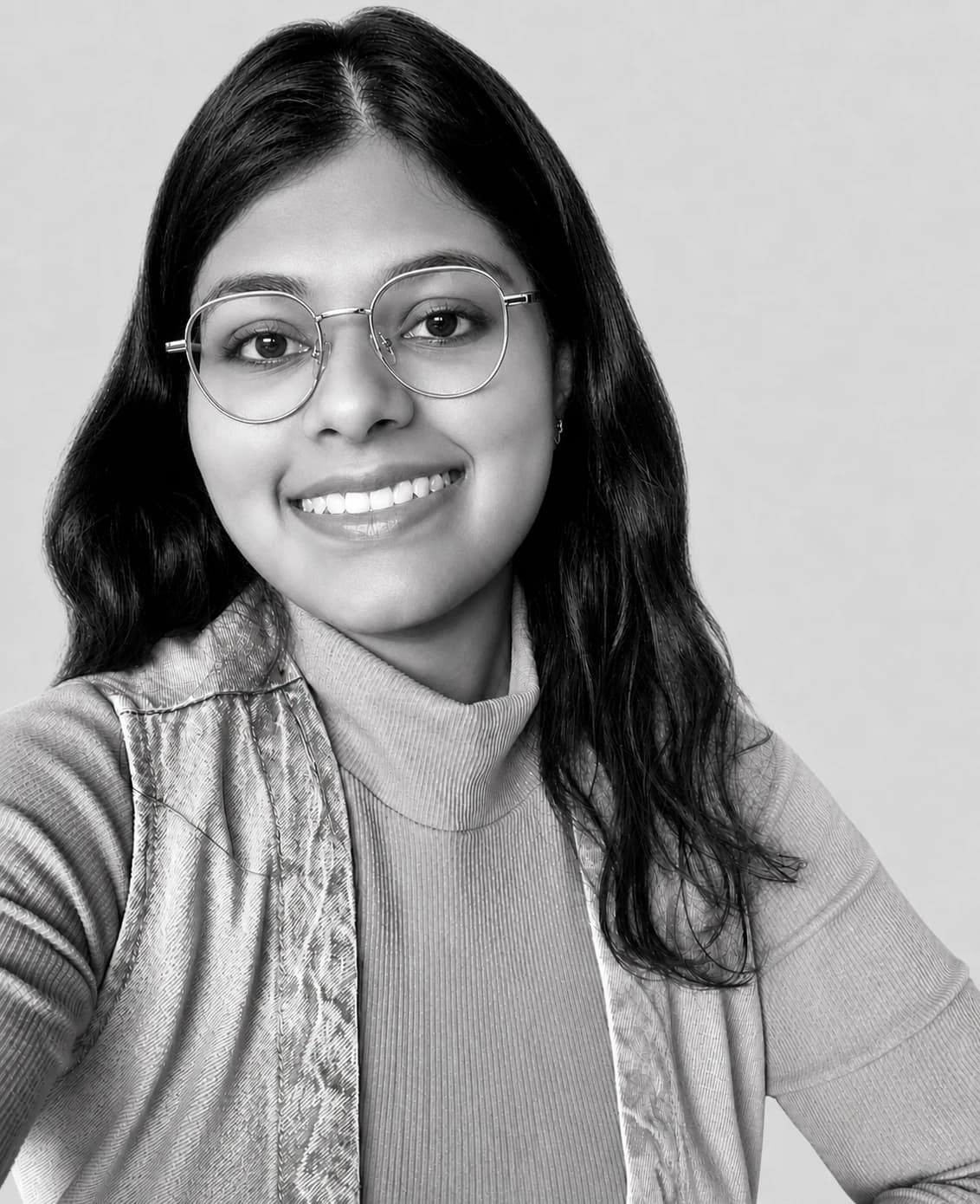 Black and white portrait of Saloni Dabgar smiling